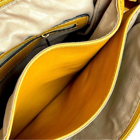 Alyssa L. A.  N.Y. Milan Tan/Buckskin color Med.‎ Messenger W/Bow & Gold Accent - Picture 4 of 6